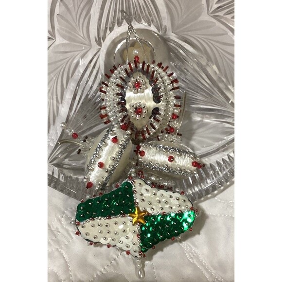 Sequin Beaded Push Pin 4 Christmas Ornaments Beautiful Red Silver & Green Balls - Picture 1 of 16